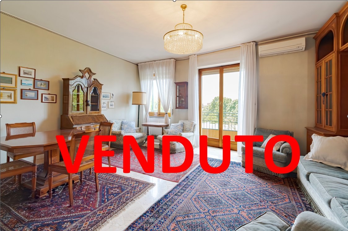 VENDESI 4LOCALI DI 140mq CON DUE BALCONATE , BOX E CANTINA