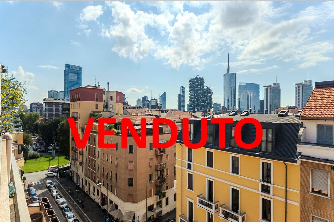 Attico quadrilocale con terrazzo in zona Isola