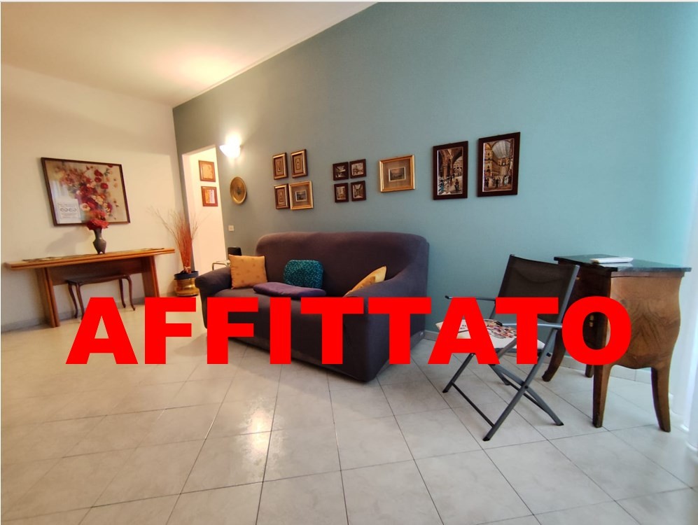 AFFITTASI ampio 2LOCALI  PIANO ALTO CON BALCONE Zona ISOLA/FARINI
